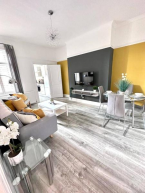 Stylish 2 Bdrm Minutes To Beach
